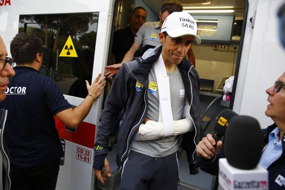 L&#39;ecografia  e i raggi x hanno evidenziato che Contador ha una sublussazione alla spalla sinistra ma non ci sono fratture. Foto Bettini in esclusiva per la  Gazzetta